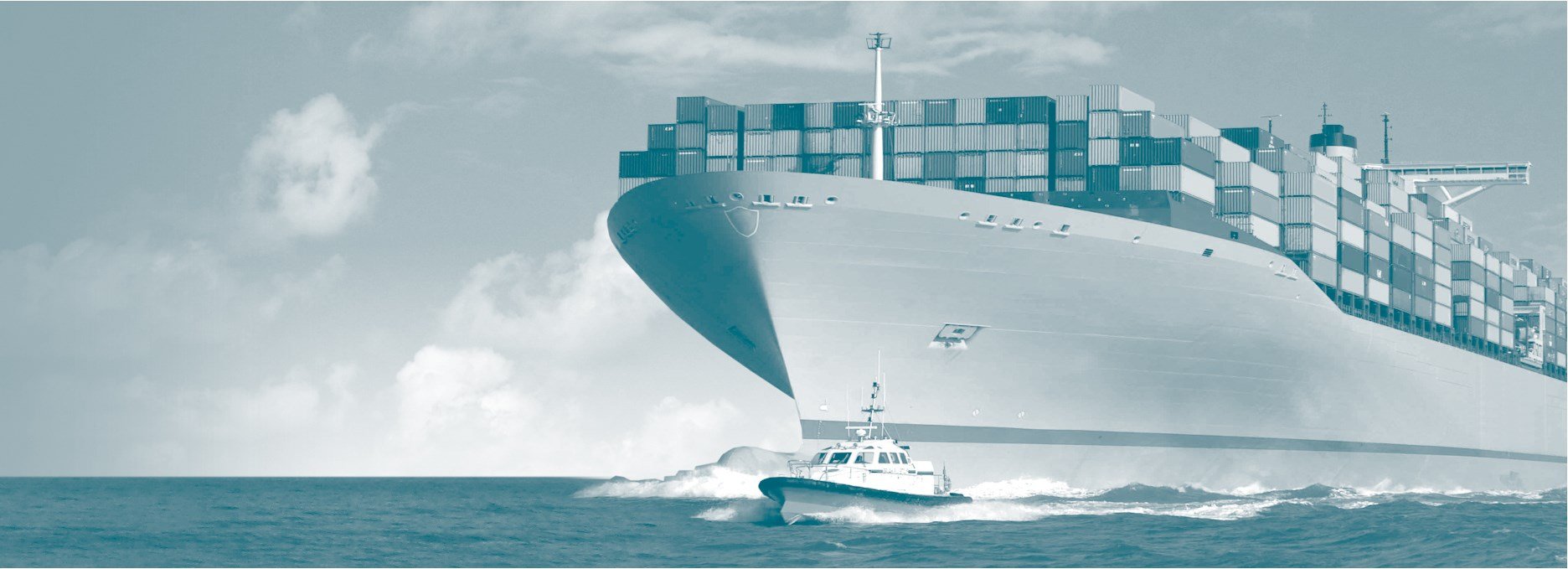 Frachtschiff mit Containern beladen